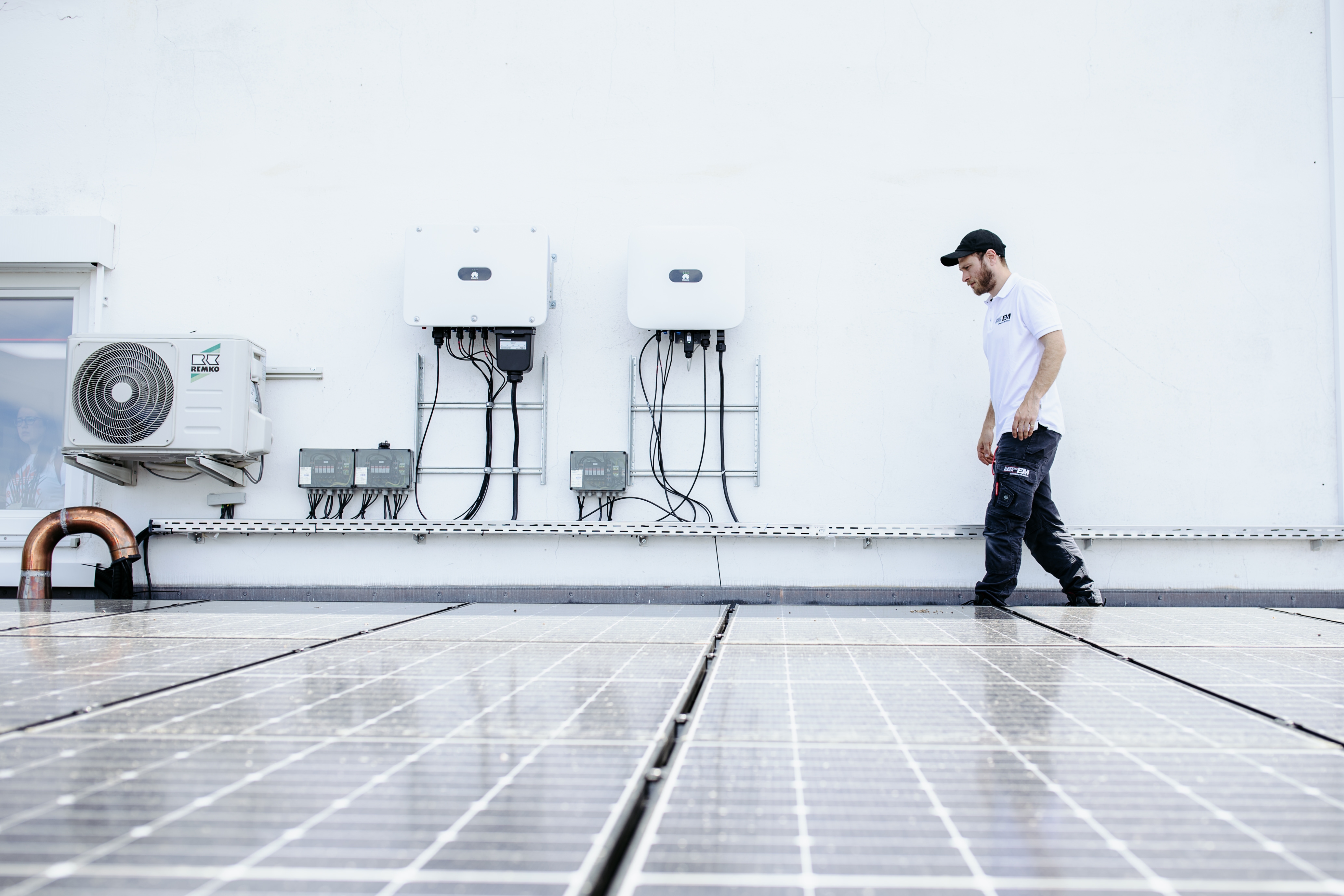 Monteur für zukunftsorientierte Techniken mit Schwerpunkt E-Ladetechnik und PV Anlagen (m/w/d)